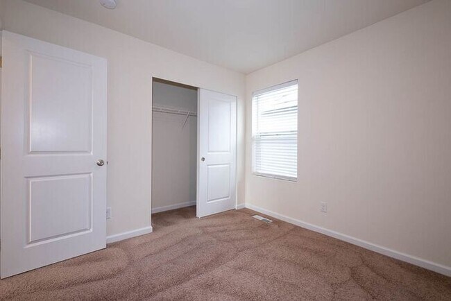 Foto del edificio - Spacious Newer Home Ready for Move IN