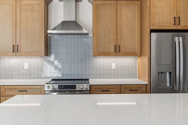 Building Photo - Luxurious 3BD, 3.5BA Chapel Hill Townhome with Modern Features Near Shopping, Dining, and Enterta...