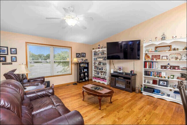 Building Photo - 723 Hedge Dr