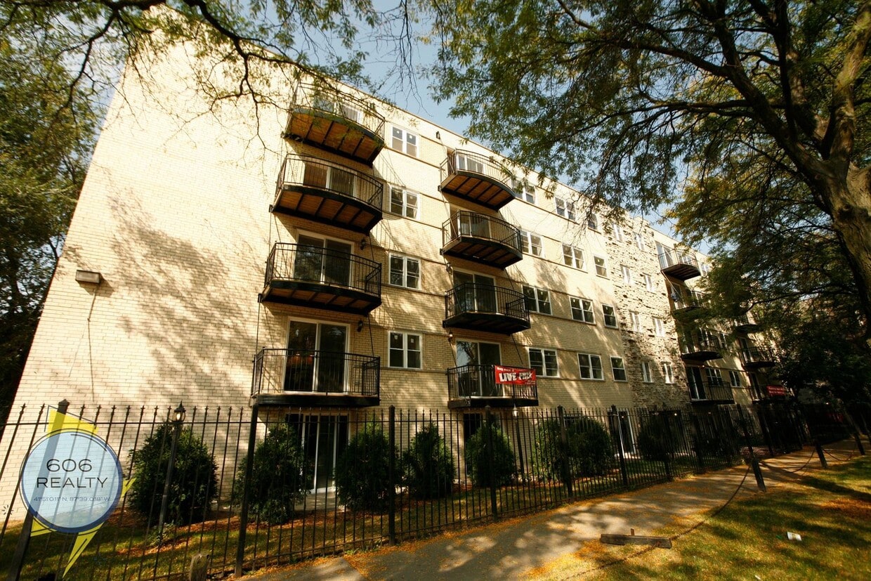 Primary Photo - 6954 N Greenview Ave
