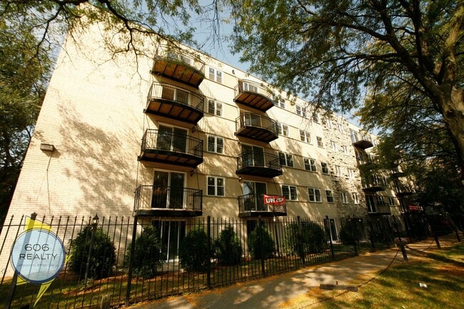 Building Photo - 6954 N Greenview Ave