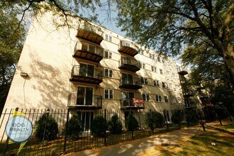 Building Photo - 6954 N Greenview Ave