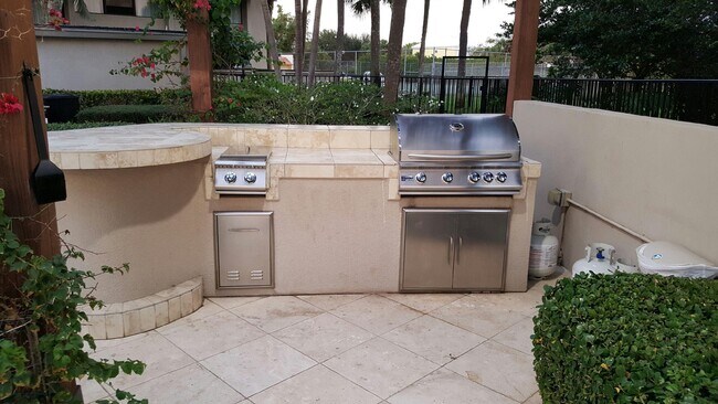 Foto del edificio - 1830 Embassy Dr