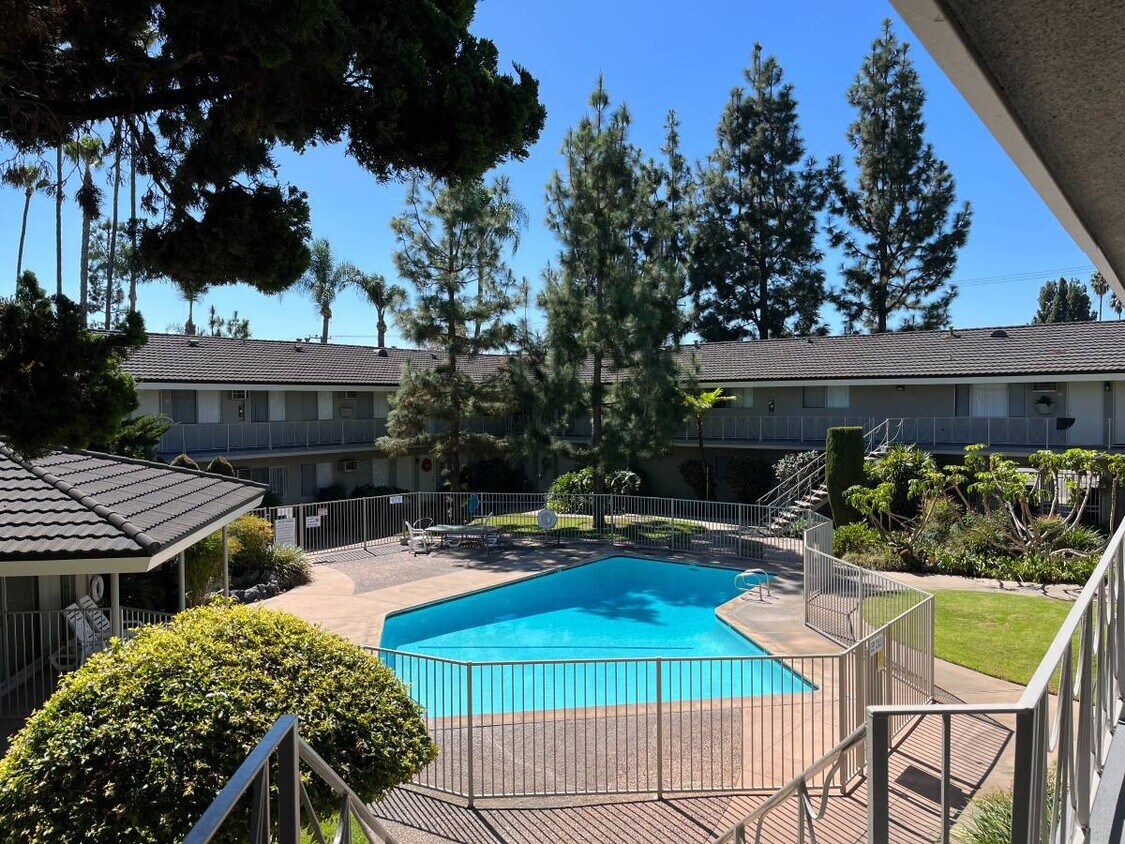 Foto principal - Downey West Garden Apartments