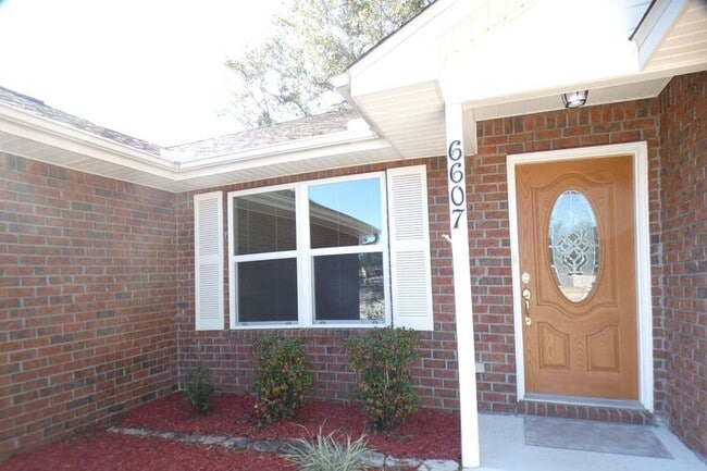 Foto del edificio - 6607 Woodbury Forest Dr