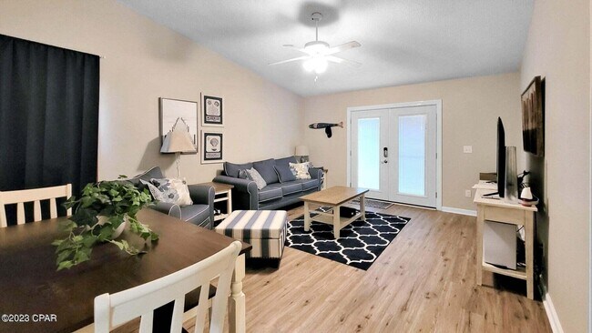 Foto del edificio - 17462 Front Beach Rd