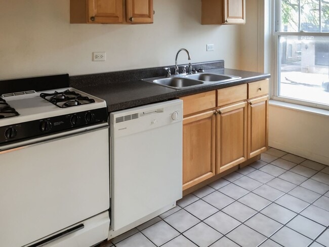 Interior Photo - 5208-14 N. Damen / 2000-10 W. Foster