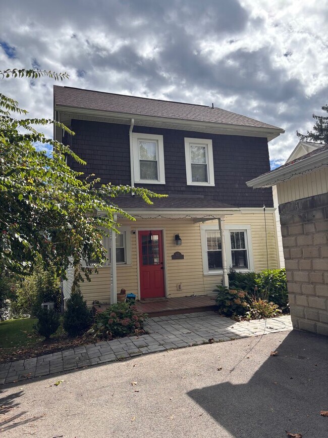 Building Photo - Single Family Home - 3 Bedrooms, 1 Bathroo...
