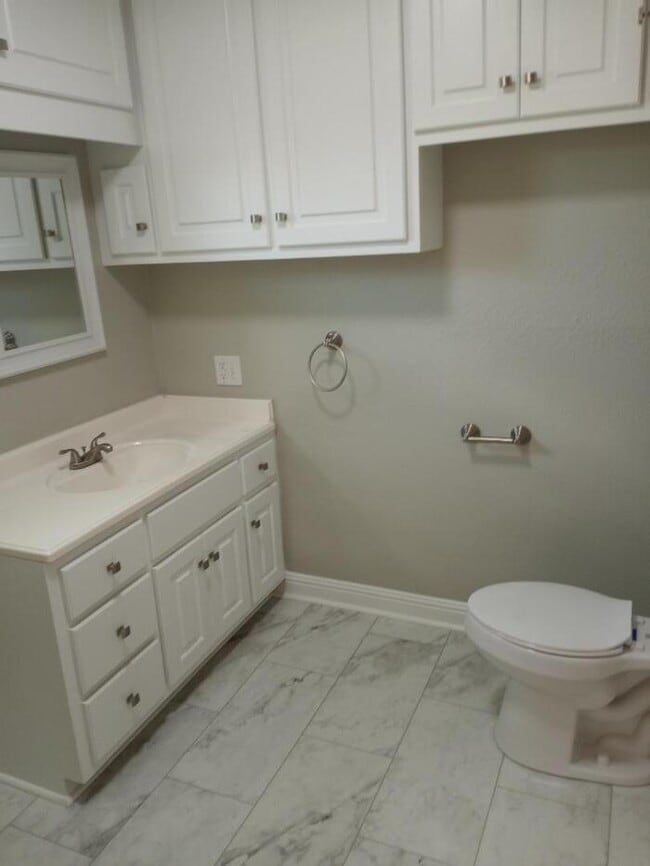 Building Photo - 3 bedrooms 2 Bathrooms