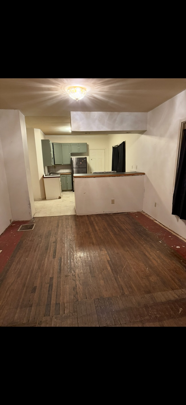 Building Photo - 68 Barton St