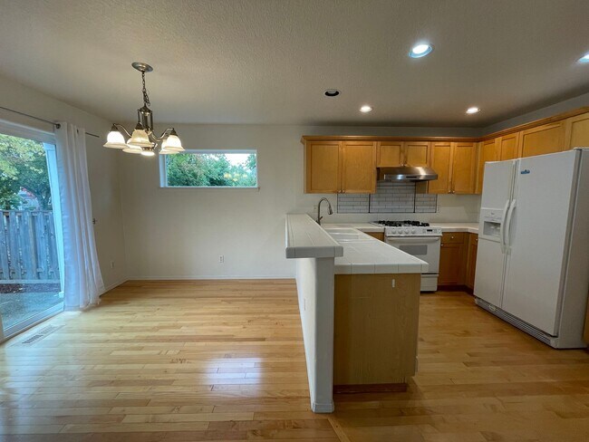 Building Photo - Beautiful 3Bd/2.5 Ba Corner Lot in the Bet...