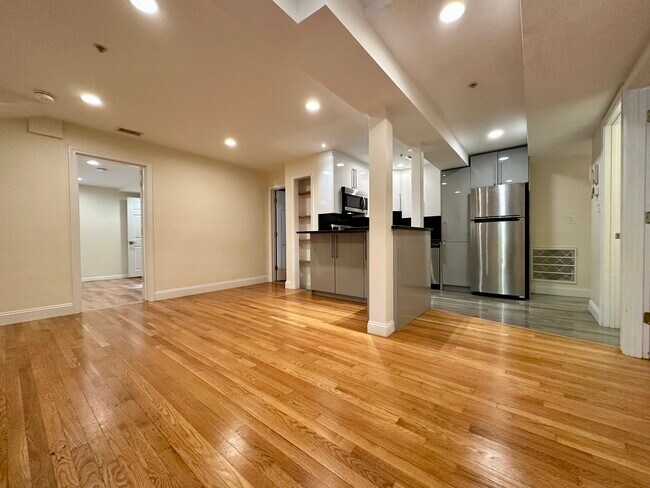 Building Photo - 1805 Beacon St