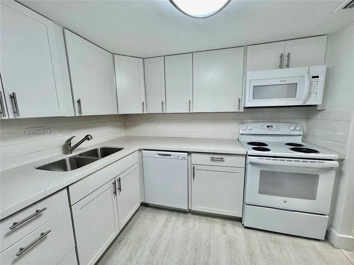 Primary Photo - 8101 SW 72nd Ave