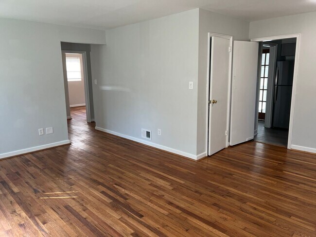 Building Photo - Updated Home Close to METRO