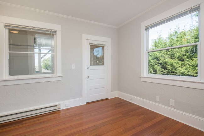 Building Photo - 1821 11th Ave W