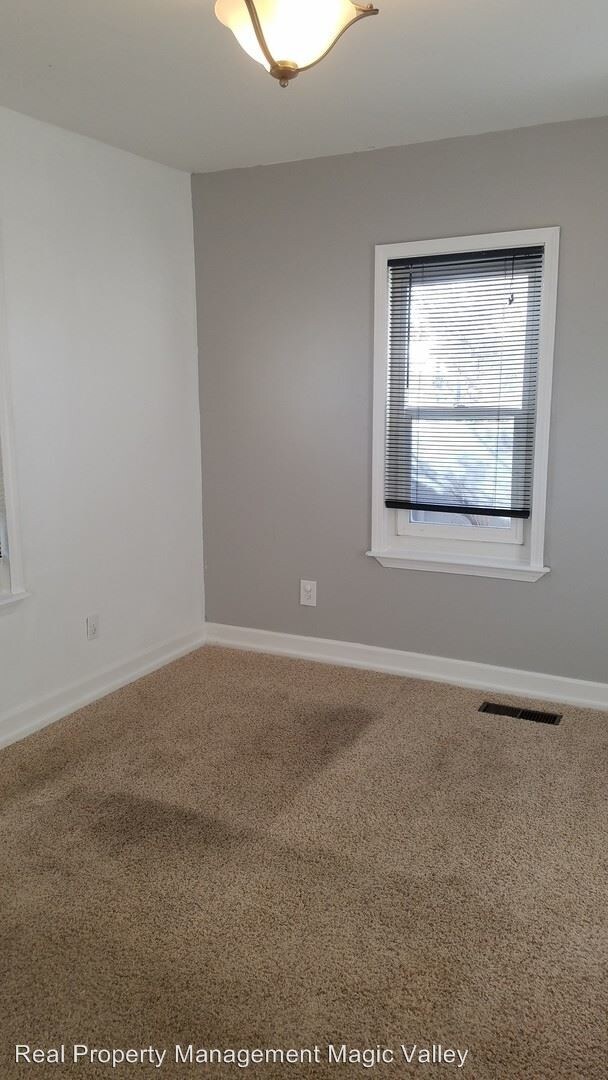Building Photo - 3 br, 2 bath House - 223 Center Street E