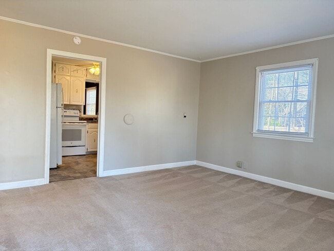 Building Photo - 2 Bedroom, 1 Bathroom in Greensboro!