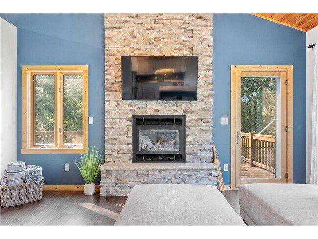 Foto del edificio - 11423 Fawn Lake Rd