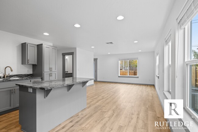 Foto del edificio - New 3 Bed/2.5 Bath Townhome in Medford
