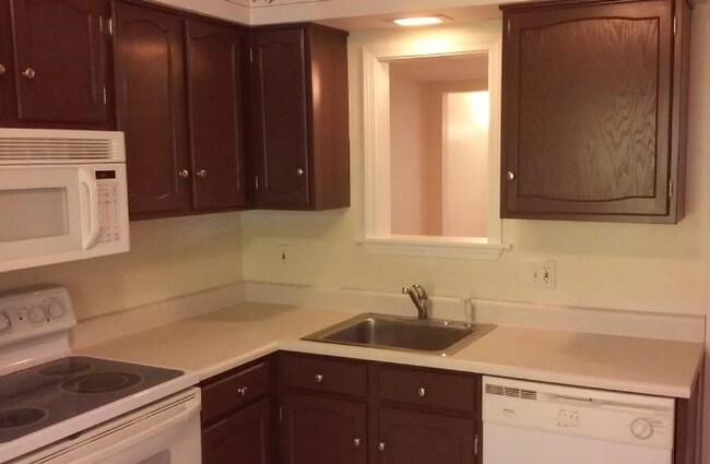 Kitchen sink area - 72 Woodridge Trl