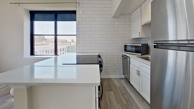Building Photo - Renovated Unit in an excellent location!!