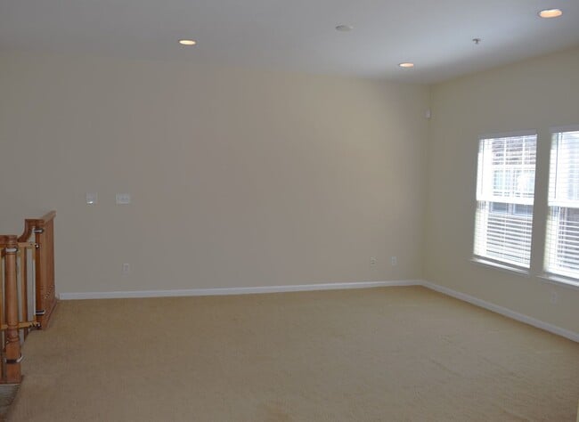 Building Photo - 3301 N Park Dr