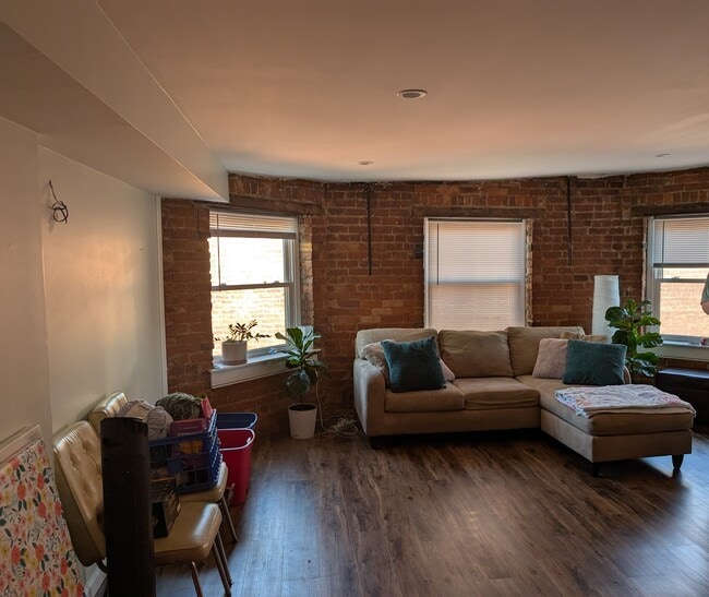 bay windowed area, original brick finish - 836 York St