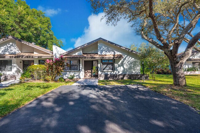 Foto del edificio - 4143 Palm Forest Dr N