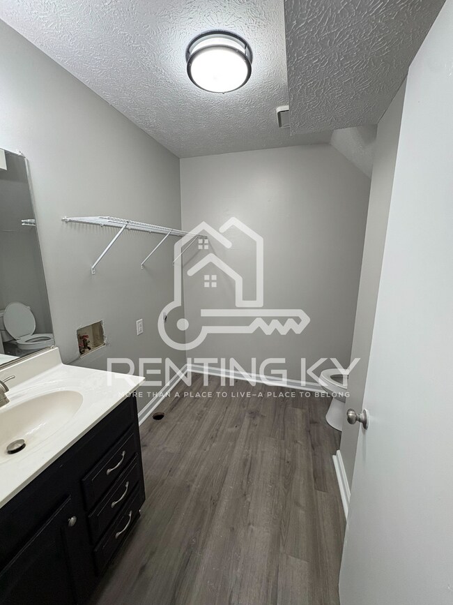 Foto del edificio - Updated 3-Bed, 1.5-Bath Townhome with a Garage!