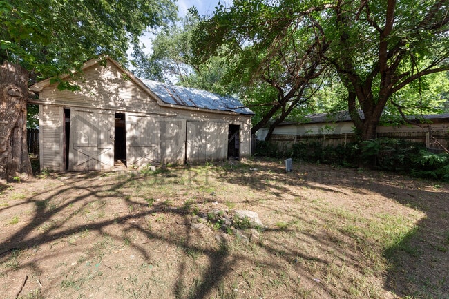 Building Photo - 1329 N Wellington Pl