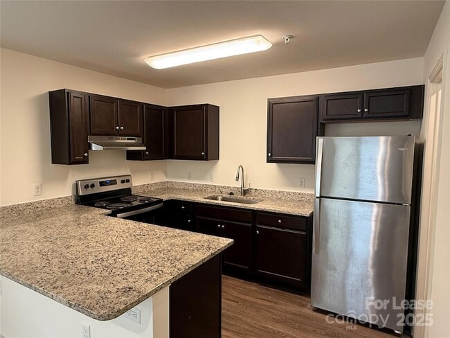 Foto del edificio - 2525 Oakdale Rd