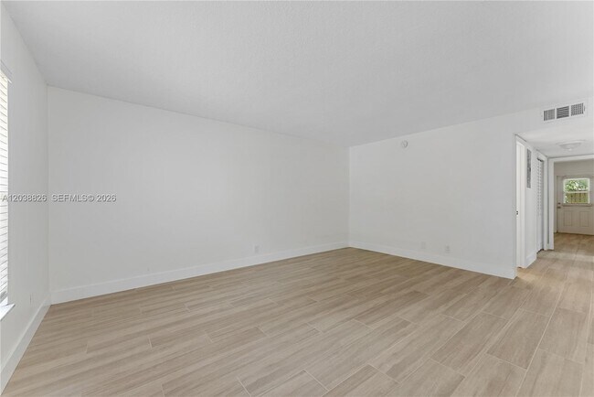 Foto del edificio - 10261 NW 35th St
