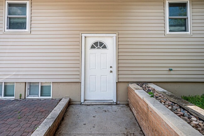 Building Photo - Spacious home close to K-State!