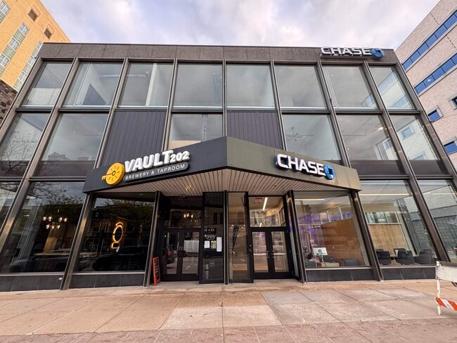 Foto del edificio - 200 W College Ave