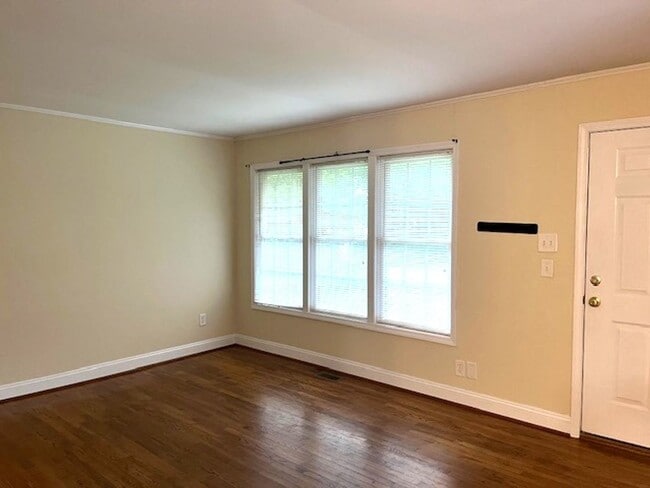 Building Photo - ~~ Cute 3-bedroom home located in Burlingt...