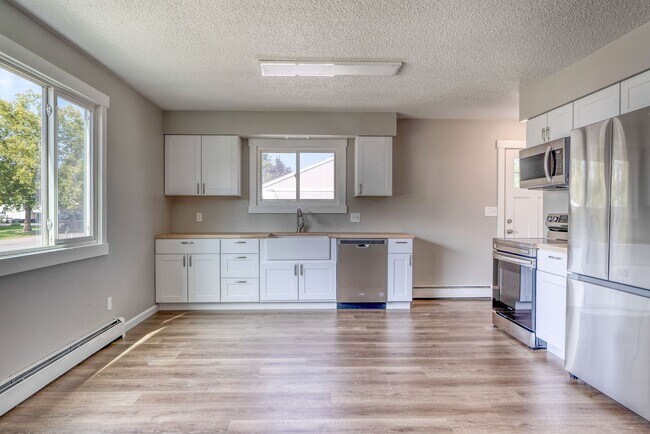 Foto del edificio - Beautifully renovated three bedroom with l...