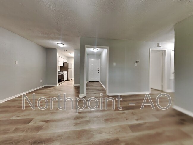 Foto del edificio - 6410 Harcourt Dr