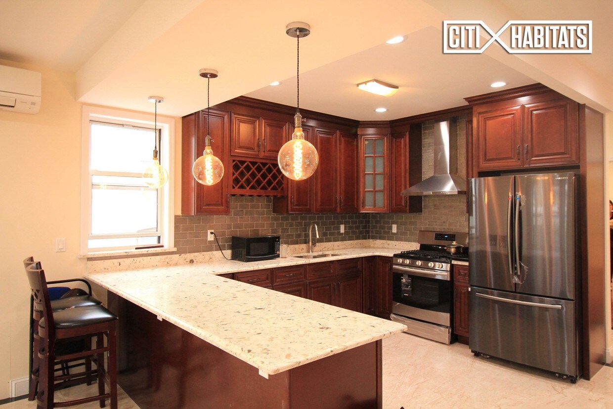 Foto principal - 5807 70th Ave