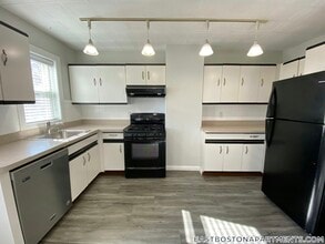 Building Photo - 195 Maverick St