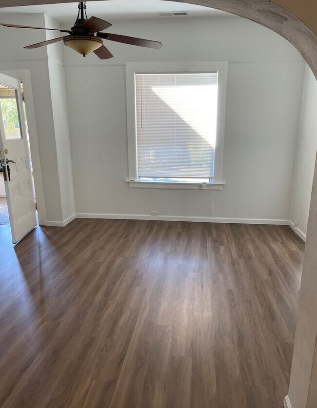 Building Photo - Charming 3 Bedroom / 2 Bathroom Home for R...