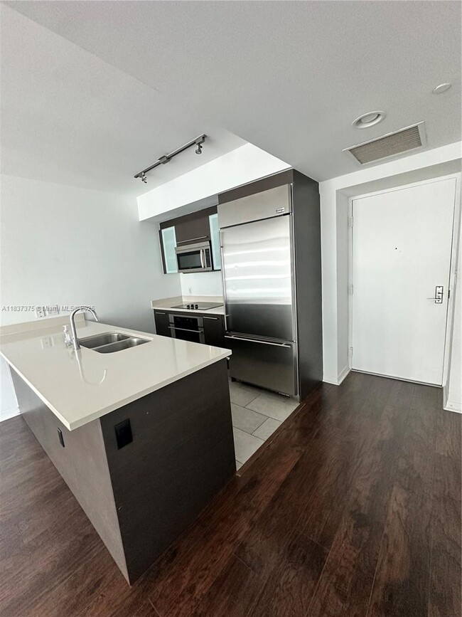 Building Photo - 500 Brickell Ave