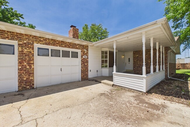 Building Photo - 706 Elizabeth Dr