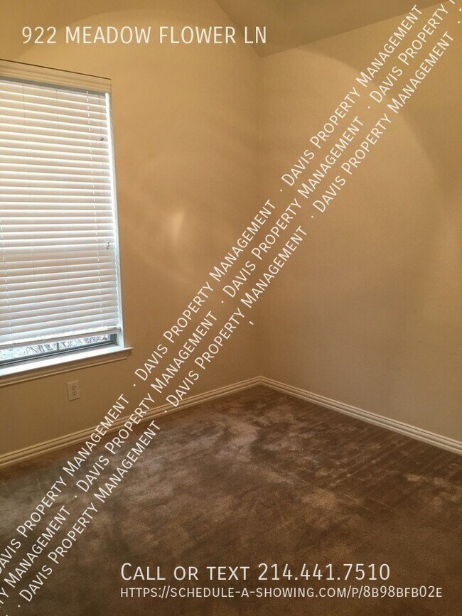 Foto del edificio - 922 Meadow Flower Ln