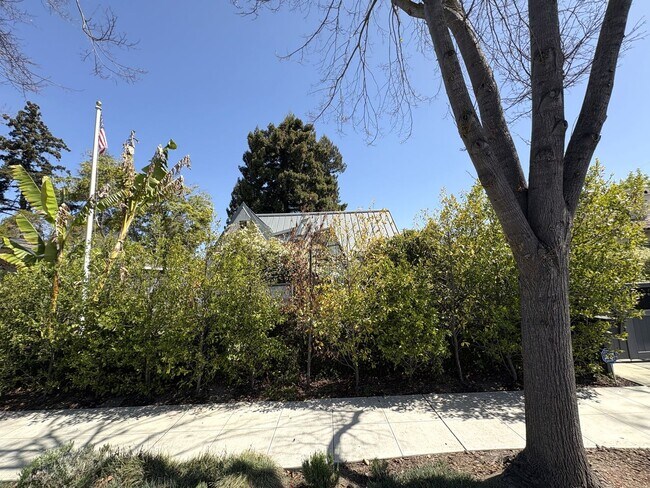 Foto del edificio - Charming 4BR Home with ADU