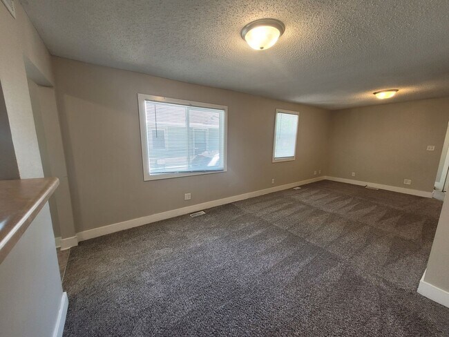 Foto del edificio - 2 Bedroom, 2 Bathroom Home with large garage!