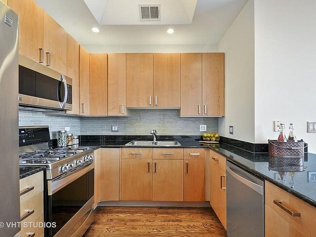 Building Photo - 816 W Hubbard St