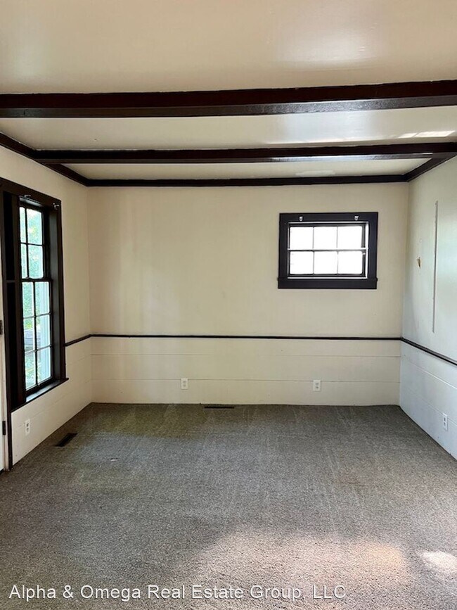 Building Photo - 2 br, 2 bath House - 454 E 4th St.