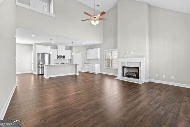 Building Photo - 517 Lago Ct