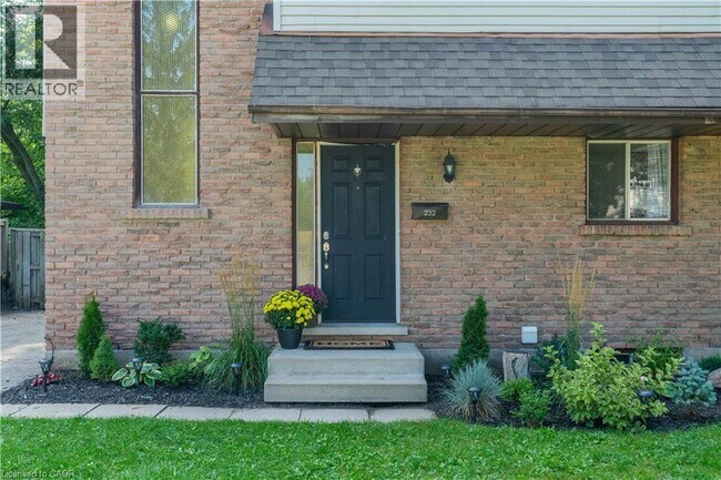 Photo du bâtiment - 232 Cedarwoods Crescent