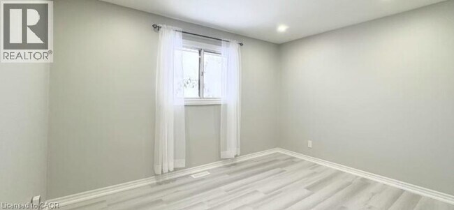 Photo du bâtiment - 100 Fairway Rd N